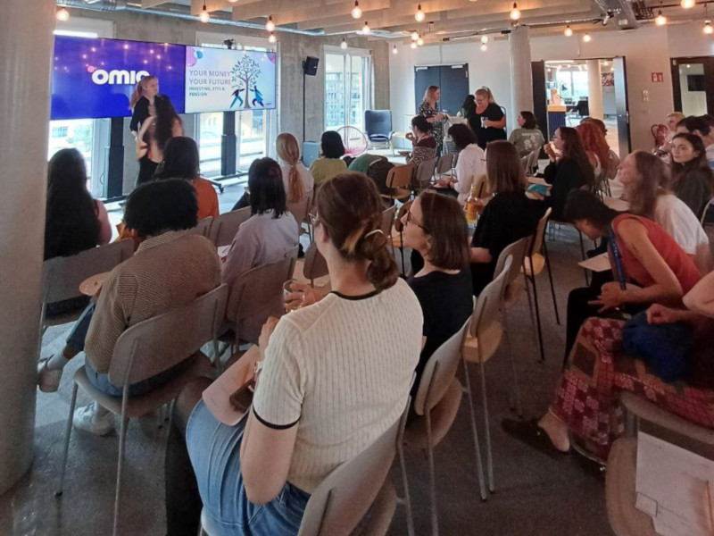 Verena from FrauFUTURE explaining how company pensions work to a group of employees
