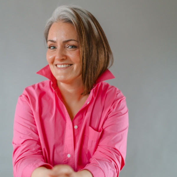 FrauFUTURE-partner_Olivia-Marcu-Iordanescu_lawyer Woman in pink blouse smiling at camera