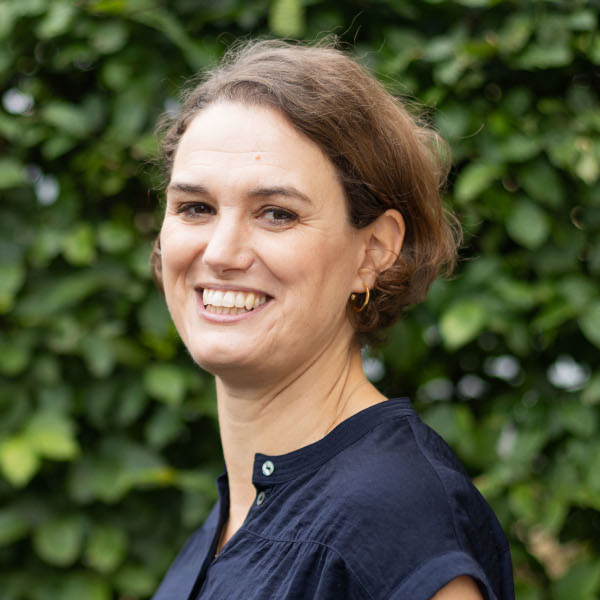 FrauFUTURE_partner-Kathrine-Robinson_english-teacher Young woman in blue blouse smiling at camera